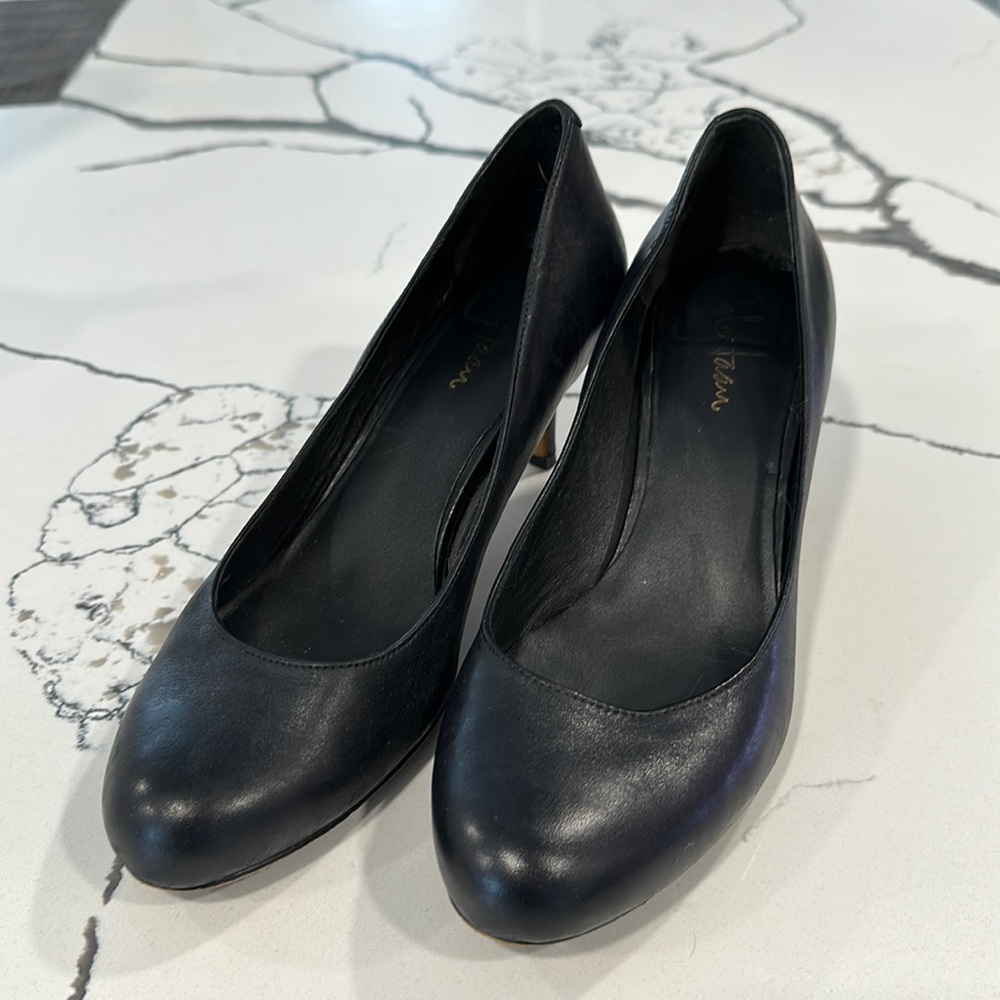 Cole Haan Nike Air Pump in black. Size 8.